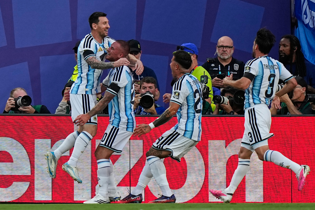 Tiền đạo Argentina Lionel Messi (trái) ăn mừng với Alexis Mac Allister (thứ hai từ trái sang) sau bàn mở tỷ số ở phút thứ 10 trong trận gặp Thụy Sĩ ở tứ kết World Cup 2026 trên sân Kansas City, Mỹ ngày 11/7/2026. Ảnh: AP