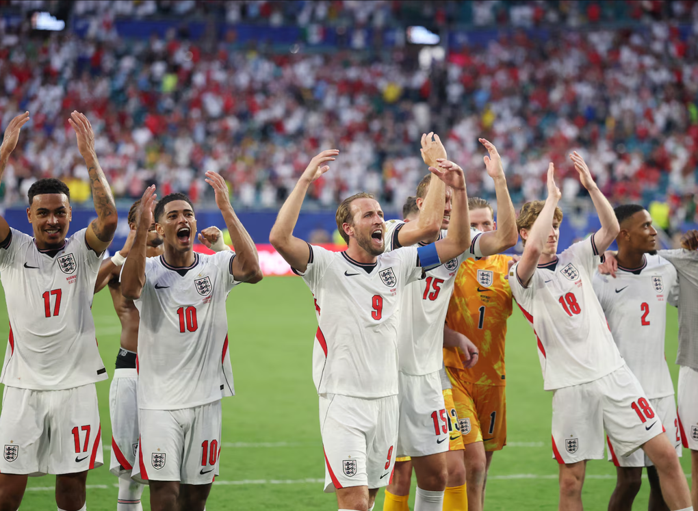 Harry Kane (số 9) ăn mừng cùng các đồng đội sau trận Na Uy – Anh ở tứ kết World Cup 2026 trên sân Hard Rock, Miami, Mỹ ngày 11/7/2026. Ảnh: Reuters
