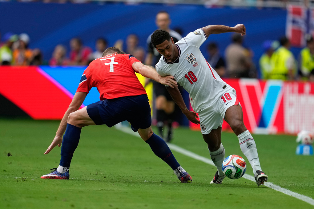 Tiền vệ Jude Bellingham (10) tranh bóng với tiền đạo Alexander Sorloth (7) trong trận Anh thắng Na Uy 2-1 sau hiệp phụ ở tứ kết World Cup trên sân Hard Rock, Miami Gardens, bang Florida, Mỹ ngày 11/7/2026. Ảnh: AP