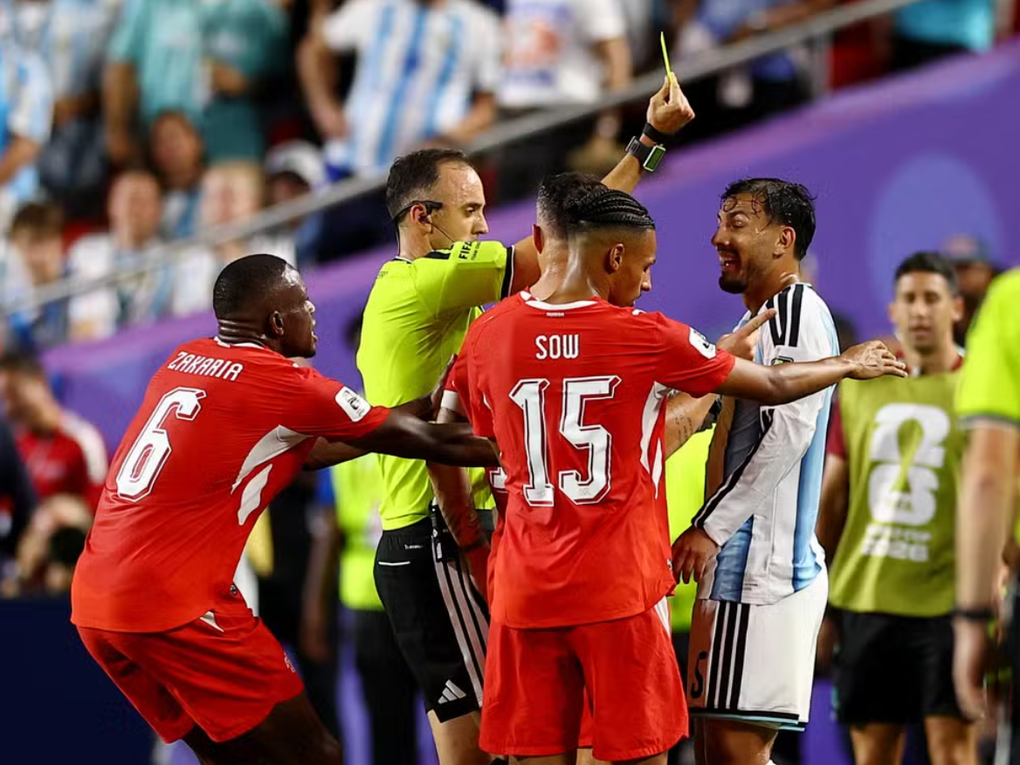 Và phải nhận thẻ vàng trong trận Argentina gặp Thụy Sĩ ở tứ kết World Cup 2026 trên sân Arrowhead, Missouri, Mỹ ngày 11/7/2026. Ảnh: Reuters, AP