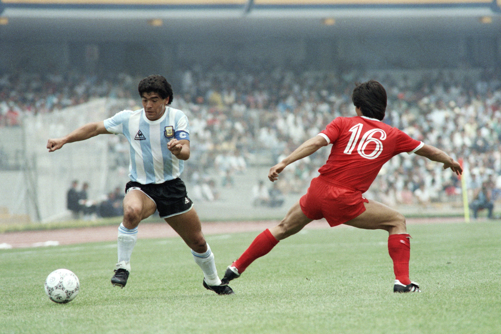 Diego Maradona (trái) vượt qua sự truy cản của hậu vệ Kim Joo-sung trong trận Argentina gặp Hàn Quốc tại World Cup 1986 ở Mexico. Giải đấu năm đó diễn ra từ ngày 31/5 đến 29/6, với chức vô địch thuộc về Argentina dưới sự dẫn dắt của đội trưởng 25 tuổi Maradona, khi ông đang ở đỉnh cao sự nghiệp. Ảnh: AFP