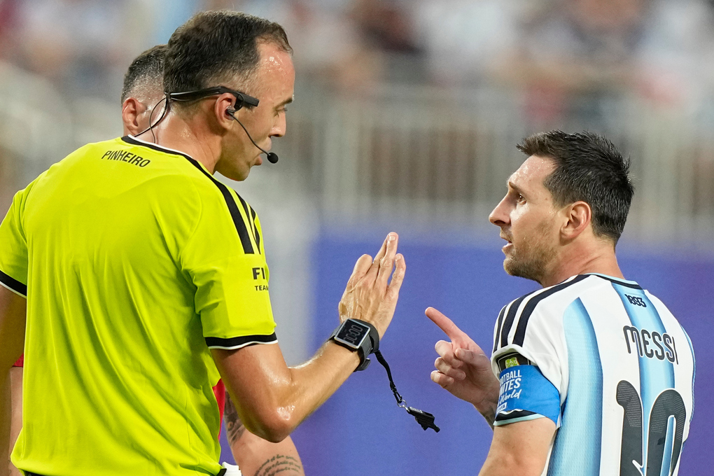 Tiền đạo Argentina Lionel Messi (trái) trao đổi với trọng tài người Bồ Đào Nha Joao Pinheiro trong trận Argentina gặp Thụy Sĩ ở tứ kết World Cup 2026 trên sân Kansas City, Mỹ ngày 11/7/2026. Ảnh: AP
