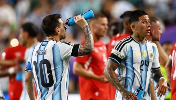 Các cầu thủ Argentina khi nghỉ giữa hiệp hai trận tứ kết gặp Thụy Sĩ, hôm 12/7. Ảnh: Reuters