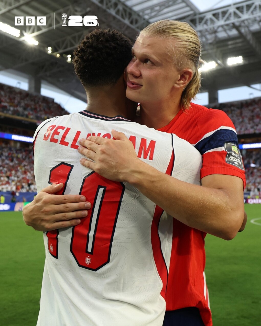 Erling Haaland và Jude Bellingham ôm nhau sau khi trận đấu kết thúc. Ảnh: BBC Sport