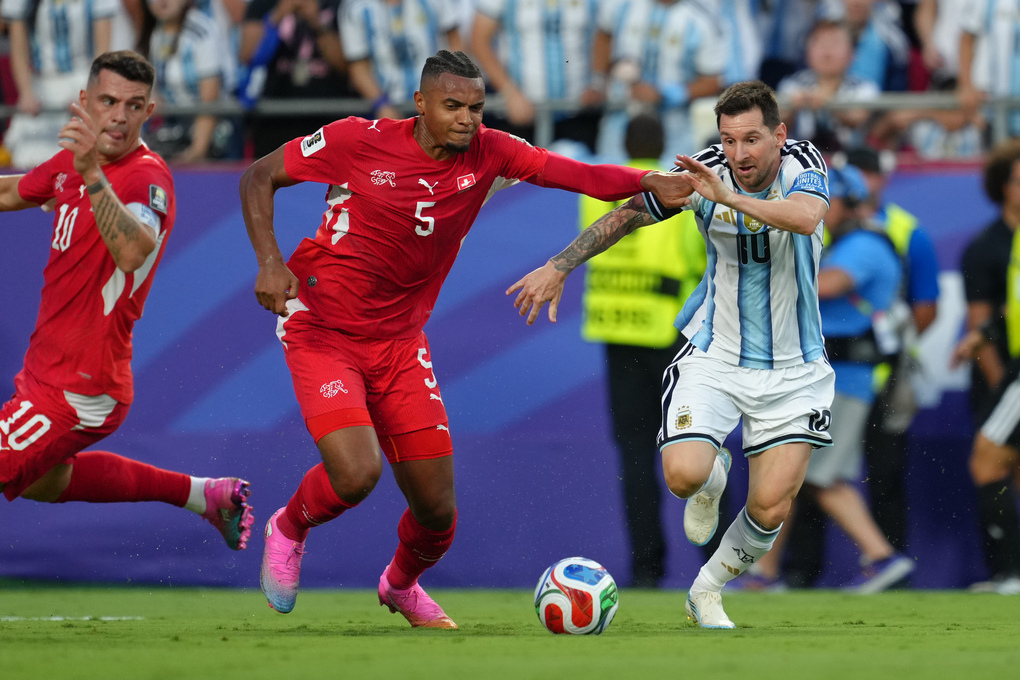 Trung vệ Manuel Akanji (số 5, đỏ) tranh chấp bóng với Lionel Messi trong trận tứ kết World Cup 2026 giữa Argentina và Thụy Sĩ tại Kansas City, bang Missouri (Mỹ), ngày 11/7. Ảnh: AP