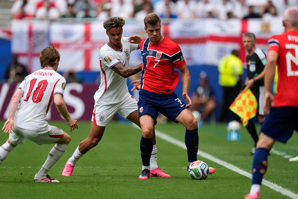 Alexander Sorloth giữ bóng trong trận Na Uy thua Anh 1-2 ở tứ kết World Cup 2026 trên sân Miami, Miami Gardens ngày 11/7/2026. Ảnh: AP