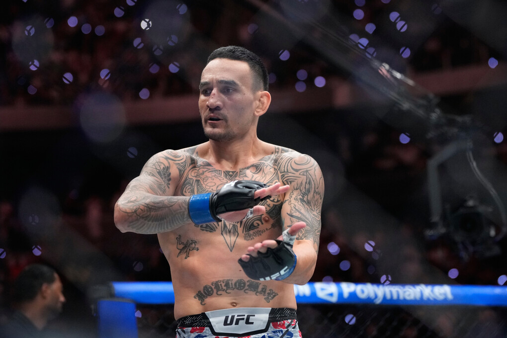 Max Holloway ăn mừng chiến thắng. Ảnh: AP