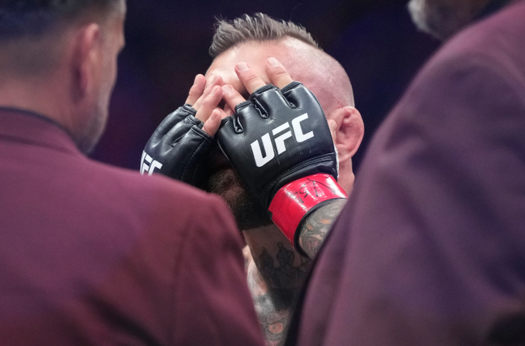 Conor McGregor ôm đầu thất vọng. Ảnh: AP