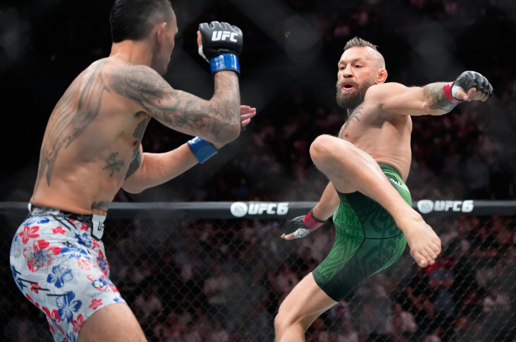 Conor McGregor (phải) tung đòn đá trong trận đấu hạng bán trung với Max Holloway tại UFC 329 ở T-Mobile Arena, Las Vegas, Mỹ ngày 11/7/2026. Ảnh: AP