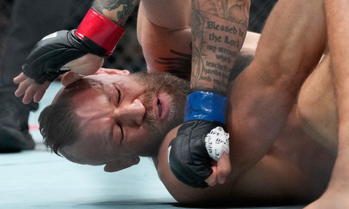 McGregor chấn thương sau 69 giây trong ngày tái xuất