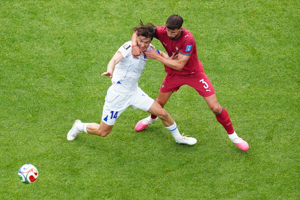 Ruben Dias (số 3) tranh chấp bóng với tiền đạo Eldor Shomurodov (số 14) của Uzbekistan trong trận đấu bảng K World Cup 2026 trên sân Houston, Texas, Mỹ ngày 23/6. Ảnh: AP