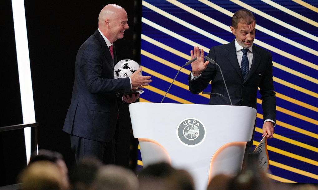 Chủ tịch FIFA Gianni Infantino (trái) trò chuyện với Chủ tịch UEFA Aleksander Ceferin sau bài phát biểu tại Đại hội thường niên lần thứ 50 của UEFA ở Brussels, Bỉ ngày 12/2/2026. Ảnh: AFP