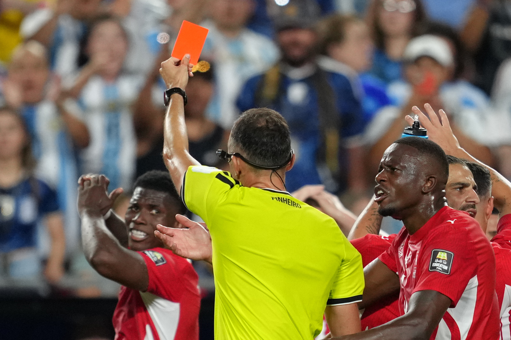 Trọng tài Joao Pinheiro rút thẻ đỏ truất quyền thi đấu Breel Embolo (trái) của Thụy Sĩ trong trận thua Argentina 1-3 sau hiệp phụ ở tứ kết World Cup 2026 trên sân Kansas City, bang Missouri, Mỹ ngày 11/7. Ảnh: AP
