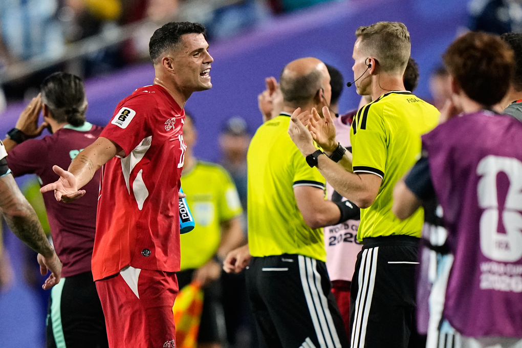 Granit Xhaka (trái) phản ứng với quyết định của trọng tài trong trận Thụy Sĩ thua Argentina 1-3 sau hiệp phụ ở tứ kết World Cup 2026 trên sân Kansas City, bang Missouri, Mỹ ngày 11/7. Ảnh: AP