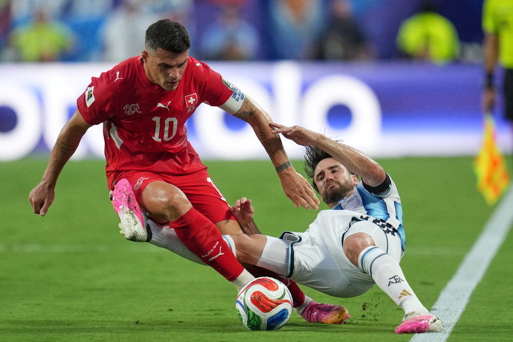 Granit Xhaka (10) tranh bóng với Nicolas Tagliafico (3) trong trận Thụy Sĩ thua Argentina 1-3 sau hiệp phụ ở tứ kết World Cup 2026 trên sân Kansas City, bang Missouri, Mỹ ngày 11/7. Ảnh: AP