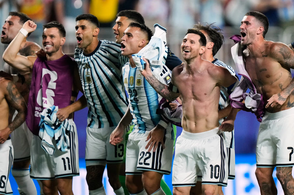 Lionel Messi và các đồng đội ăn mừng sau trận Argentina thắng Thụy Sĩ 3-1 ở tứ kết World Cup 2026 trên sân Kansas City, Mỹ ngày 11/7/2026. Ảnh: AP