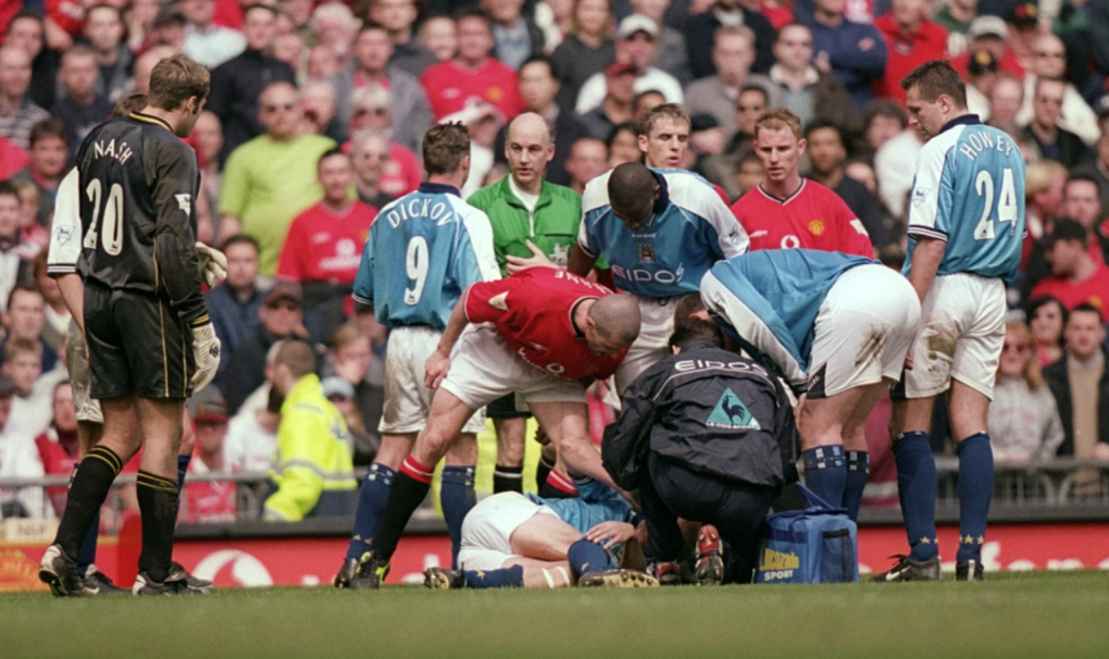 Roy Keane hét vào mặt Alf-Inge Haaland sau pha vào bóng nguy hiểm trận Man Utd gặp Man City năm 2001. Ảnh: Allsport