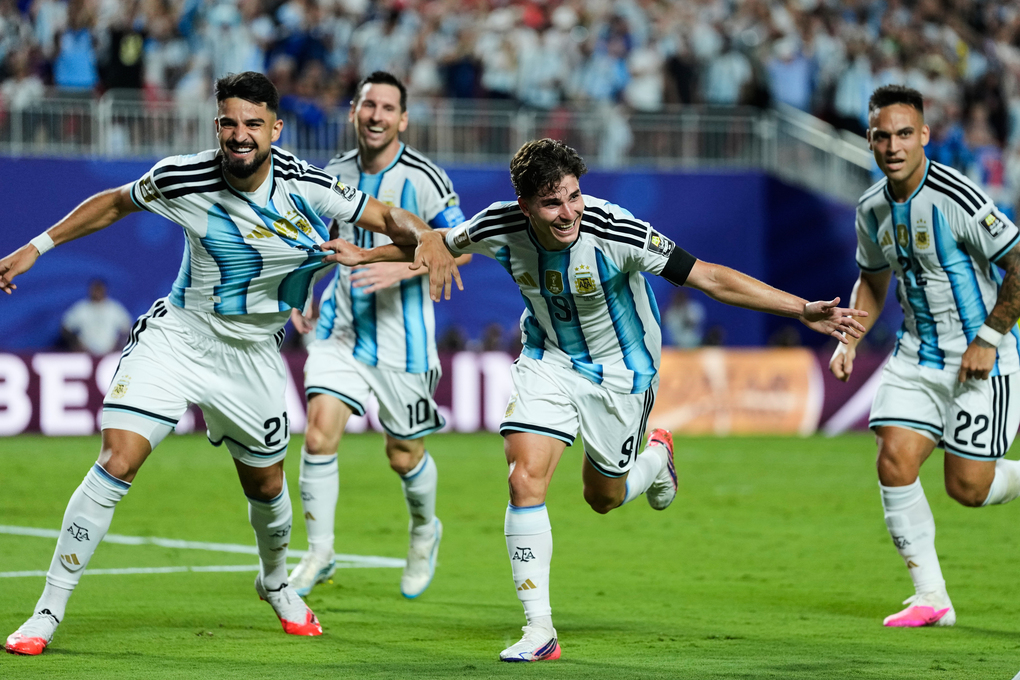 Julian Alvarez (số 9) mừng bàn nâng tỷ số lên 2-0 cùng Jose Manuel Lopez, Lionel Messi và Lautaro Martinez trong trận Argentina thắng Thụy Sĩ 3-1 ở tứ kết World Cup 2026 trên sân Kansas City, bang Missouri, Mỹ ngày 11/7. Ảnh: AP