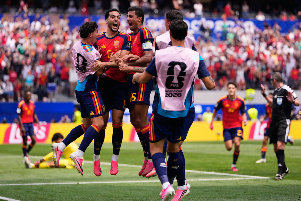 Tiền vệ Tây Ban Nha Mikel Merino (thứ hai từ trái sang) cùng đội trưởng Rodri (16) và các đồng đội ăn mừng bàn thắng ở phút 88 trong trận Tây Ban Nha gặp Bỉ ở tứ kết World Cup 2026, trên sân Los Angeles, Mỹ ngày 10/7/2026. Ảnh: AP
