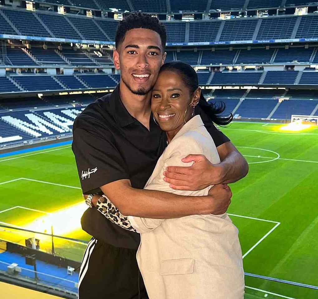 Jude Bellingham (trái) và mẹ, Denise Bellingham, tại sân Bernabeu, Tây Ban Nha vào năm 2024. Ảnh: Instagram / judebellingham