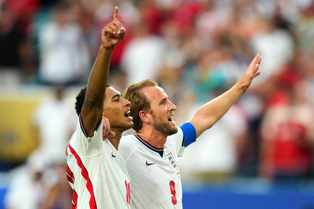 Jude Bellingham (trái) và Harry Kane mừng chiến thắng 2-1 của Anh trước Na Uy ở tứ kết World Cup trên sân Miami Gardens, bang Florida, Mỹ, ngày 11/7/2026. Ảnh: AP