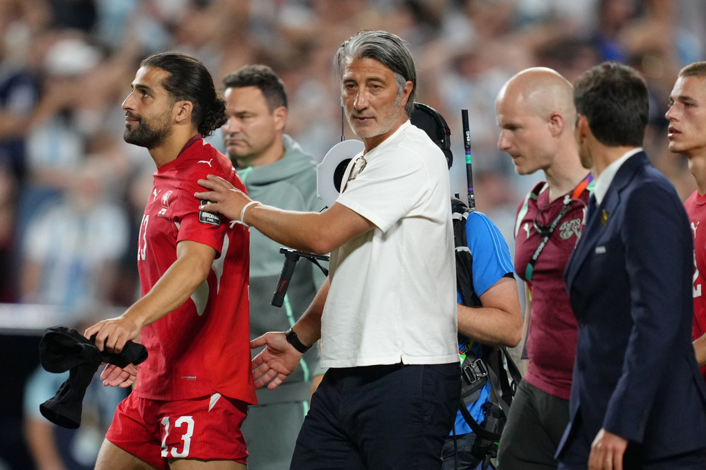 HLV Murat Yakin và hậu vệ Ricardo Rodriguez (số 13) của Thụy Sĩ phản ứng sau trận thua Argentina ở tứ kết World Cup 2026 trên sân Kansas City, bang Missouri, Mỹ ngày 11/7/2026. Ảnh: AP