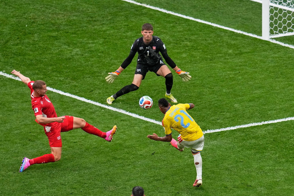Jaminton Campaz sút vọt xà trong trận Colombia thua Thụy Sĩ ở vòng 1/8 World Cup 2026 trên sân BC Place, Vancouver, Canada ngày 7/7. Ảnh: AP