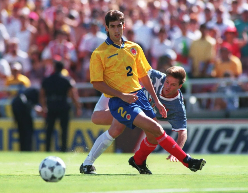 Andres Escobar (áo vàng) trong trận đấu định mệnh gặp tuyển Mỹ tại World Cup 1994 ngày 22/6/1994. Ảnh: Clarín