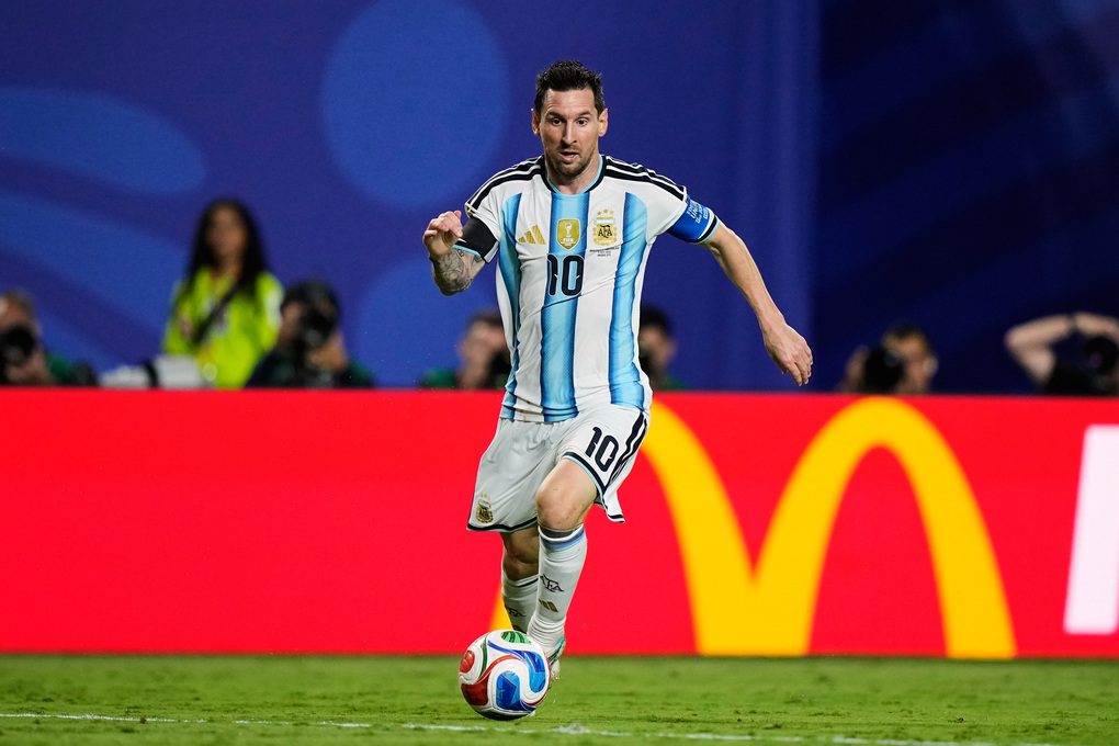 Tiền đạo Argentina Lionel Messi (10) dẫn bóng trong trận thắng Thụy Sĩ 3-1 ở tứ kết World Cup 2026, trên sân Kansas City, Mỹ ngày 11/7/2026. Ảnh: AP