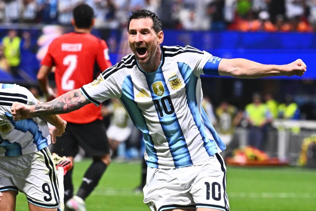 Lionel Messi ăn mừng sau khi ghi bàn thắng thứ hai cho Argentina trong trận đấu gặp Ai Cập hôm 7/7 tại Atlanta, Mỹ. Ảnh: AP