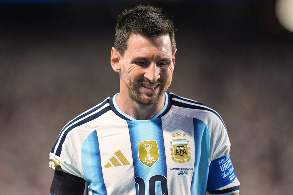 Lionel Messi tiếc nuối trong trận Argentina gặp Thụy Sĩ ở tứ kết World Cup trên sân Arrowhead, Kansas City, bang Missouri, Mỹ ngày 11/7/2026. Ảnh: AP