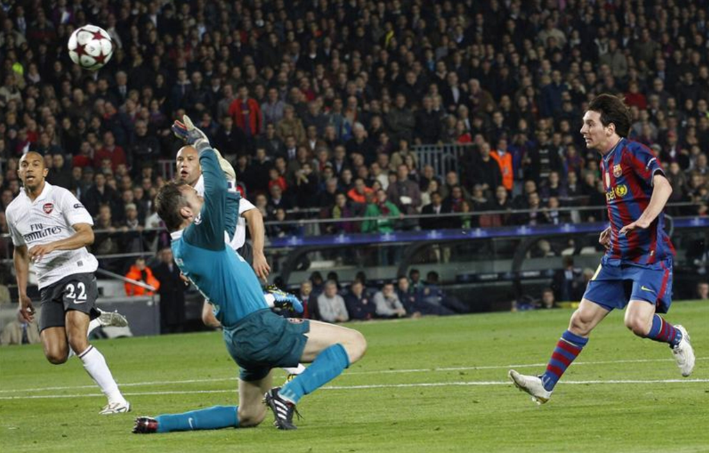 Messi tâng bóng ghi bàn trước thủ thành Manuel Almunia trong trận Barca – Arsenal ở tứ kết lượt về Champions League 2009-2010 trên sân Camp Nou, Barcelona, Tây Ban Nha ngày 6/4/2010. Ảnh: Reuters