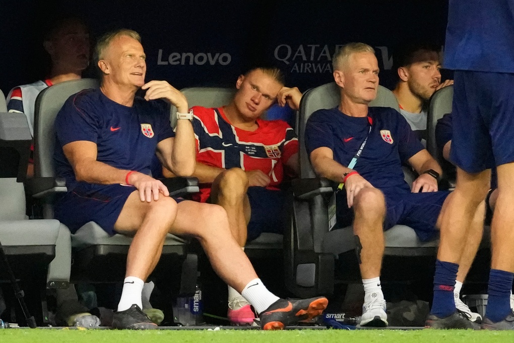 Haaland rời sân, ngồi ghế dự bị ở phút thứ 106 trong trận Na Uy - Anh tại tứ kết World Cup 2026 trên sân Miami, Mỹ ngày 11/7. Ảnh: AP
