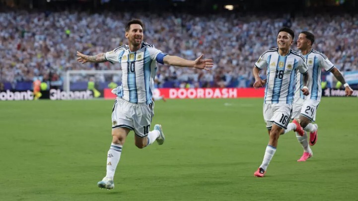 Lionel Messi ăn mừng sau khi ghi bàn thắng mở tỷ số vào lưới Algeria trong trận đấu thứ 200 khoác áo đội tuyển Argentina. Ảnh: Reuters