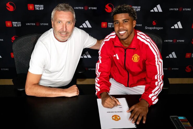 Santos chính thức trở thành cầu thủ của Man United