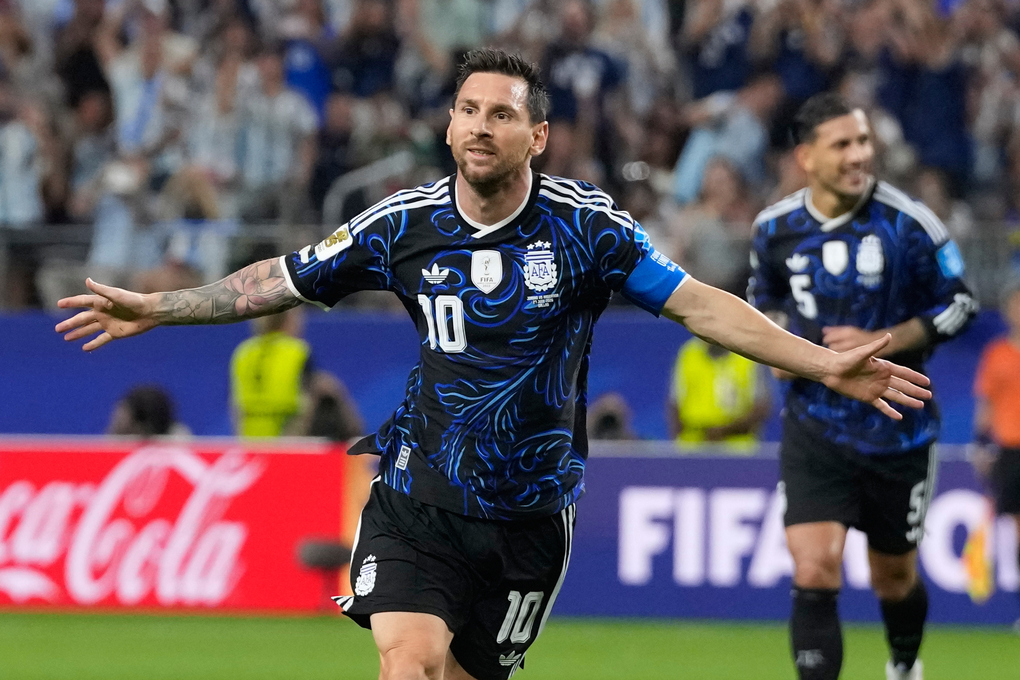 Lionel Messi (số 10) mừng bàn thắng thứ ba cho Argentina trong trận gặp Jordan ở bảng J World Cup, tại Arlington, Texas, gần Dallas, Mỹ ngày 27/6/2026. Ảnh: AP
