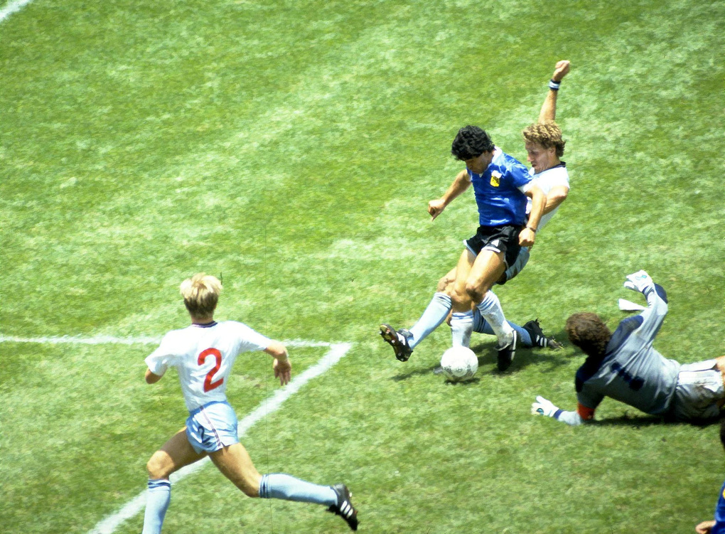 Diego Maradona ghi bàn mở tỷ số cho Argentina trong trận thắng Anh 2-1 ở tứ kết World Cup 1986 trên sân Azteca, Mexico City ngày 22/6/1986. Ảnh: Reuters