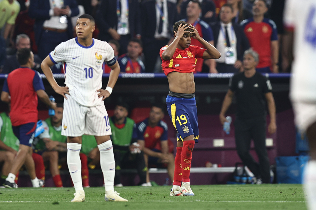 Mbappe thất vọng khi đứng gần Lamine Yamal lúc tan trận Pháp thua Tây Ban Nha 1-2 ở bán kết Euro 2024. Ảnh: Reuters