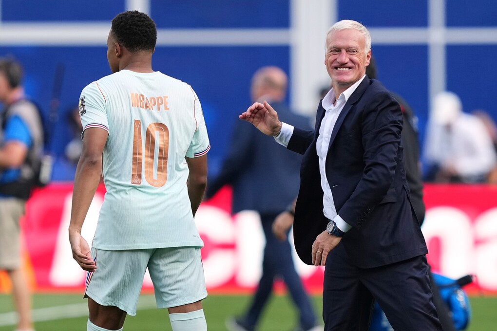HLV Didier Deschamps mỉm cười sau khi ôm Kylian Mbappe (10) mừng chiến thắng 2-0 của Pháp trước Morocco ở trận tứ kết World Cup trên sân Boston, Mỹ ngày 9/7/2026. Ảnh: AP