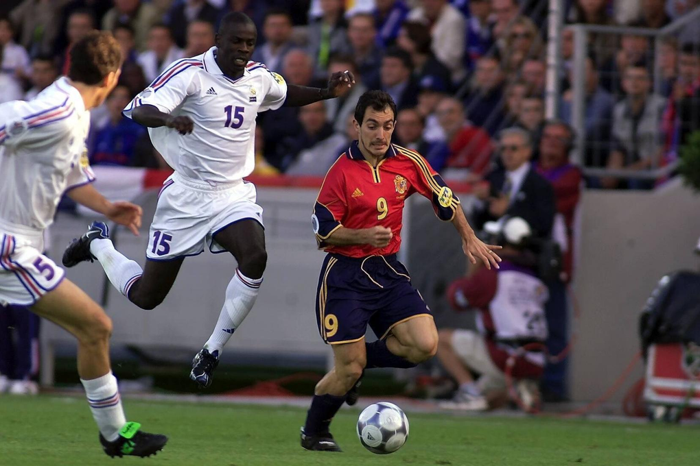 Lilian Thuram (số 15) và Pedro Munitis (số 9) trong trận tứ kết Euro 2000 giữa Pháp và Tây Ban Nha trên sân Jan Breydel, Bruges, Bỉ ngày 25/6/2000. Ảnh: AFP