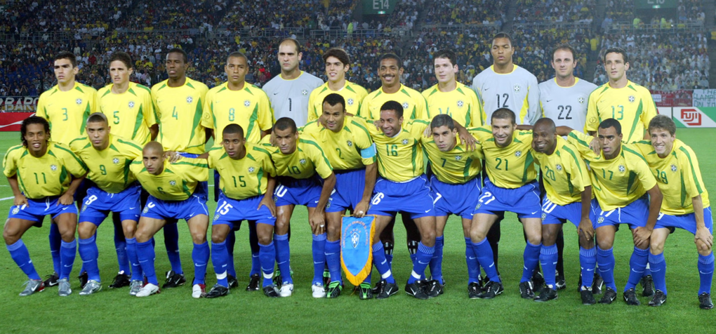 Tập thể Brazil chụp ảnh trước trận chung kết World Cup 2002 ở sân Quốc tế Yokohama, Nhật Bản ngày 30/6/2002. Ảnh: Reuters