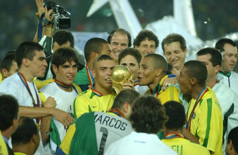 Ronaldo de Lima (bên trái cúp vàng) ăn mừng chức vô địch World Cup 2002 cùng các đồng đội ở sân Quốc tế Yokohama, Nhật Bản ngày 30/6/2002. Ảnh:L’Équipe