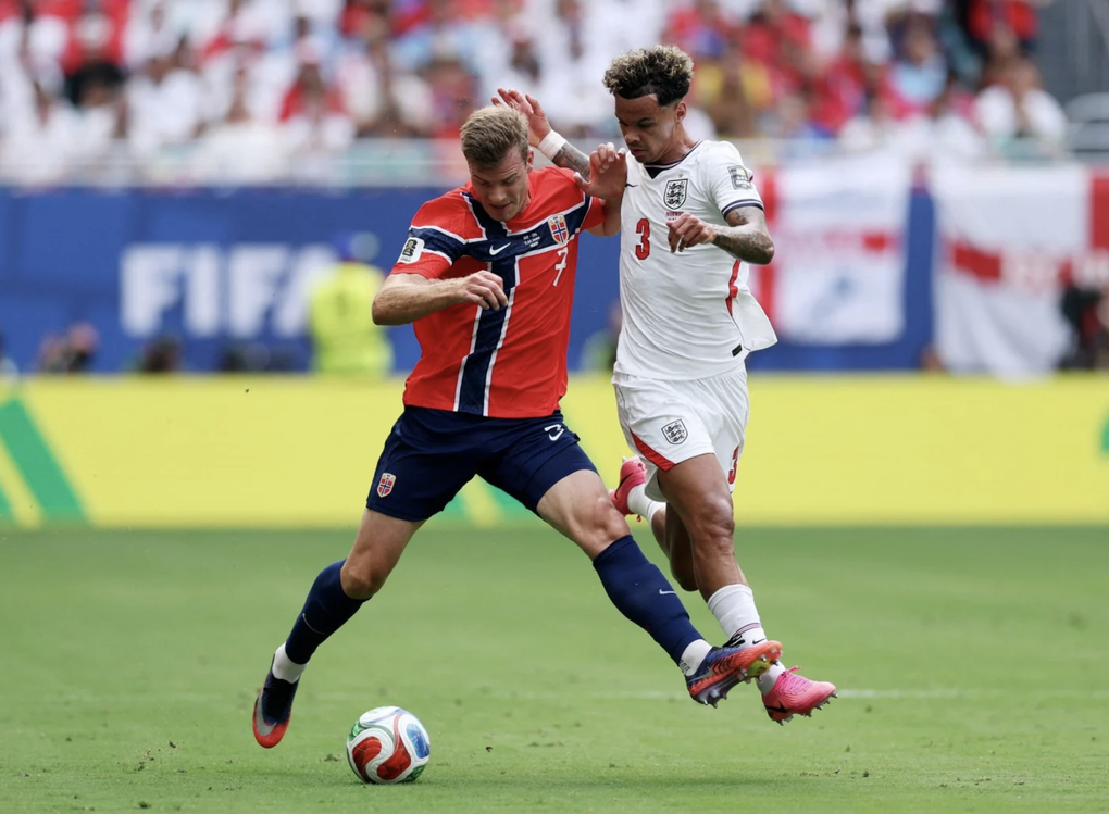 Alexander Sorloth (trái) của Na Uy trong pha tranh bóng với Nico OReilly của Anh. Ảnh: Reuters