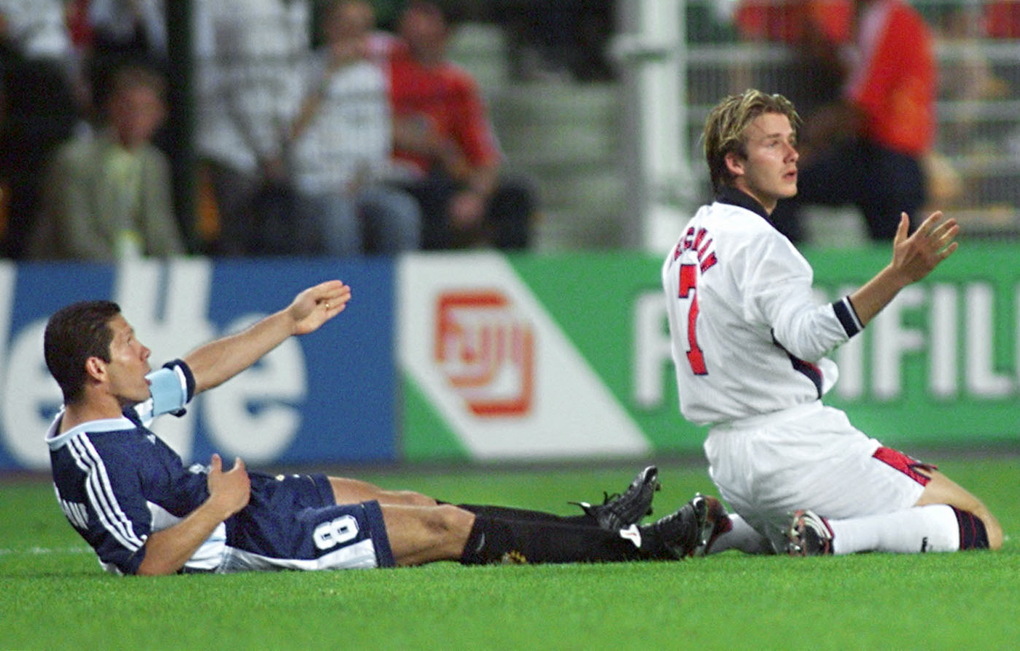 David Beckham (phải) phản ứng sau pha va chạm với đội trưởng Diego Simeone của Argentina khiến anh nhận thẻ đỏ trong trận Anh gặp Argentina ở vòng 1/8 World Cup 1998 trên sân Geoffroy-Guichard, Saint-Etienne, Pháp ngày 30/6/1998. Ảnh: AFP
