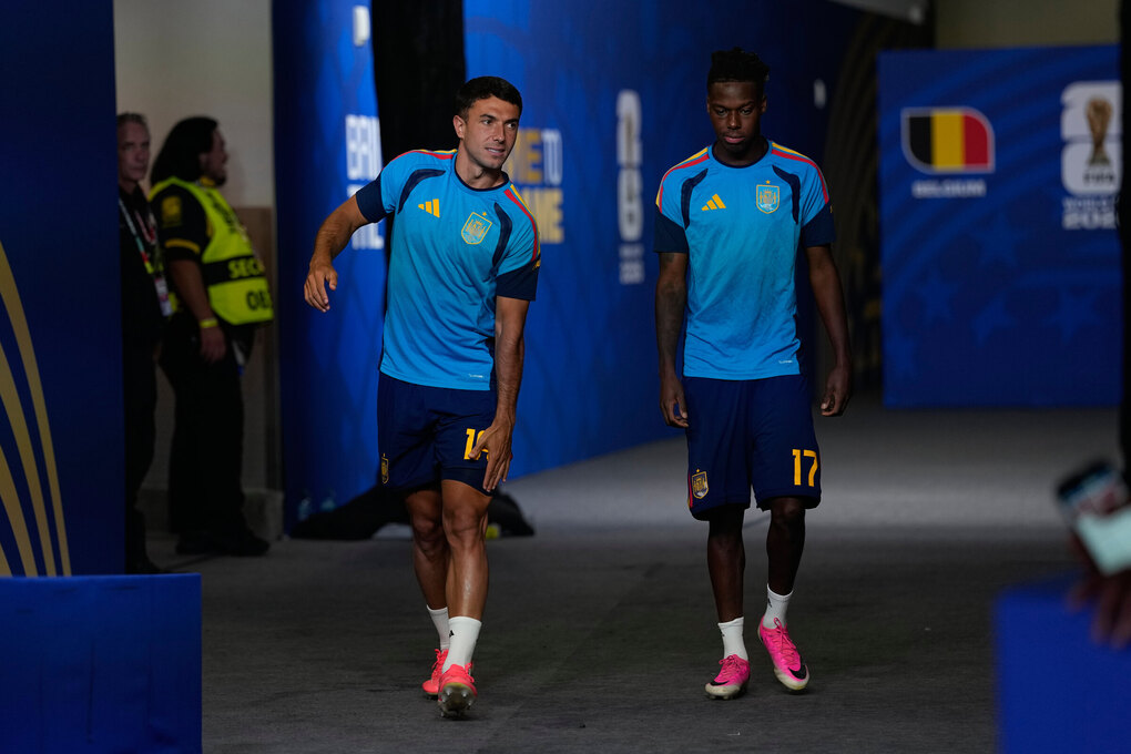 Martin Zubimendi (trái) và Nico Williams ra sân khởi động trước trận Tây Ban Nha gặp Bỉ ở tứ kết World Cup 2026 tại Inglewood, California, gần Los Angeles, Mỹ ngày 10/7/2026. Ảnh: AP