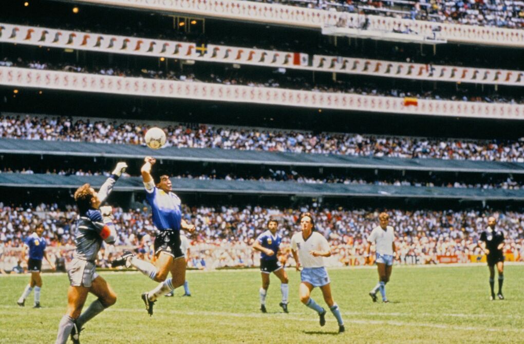 Trận tứ kết giữa Argentina và Anh tại Mexico City diễn ra 4 năm sau Cuộc chiến Falkland, Maradona ghi bàn bằng tay và bàn thắng được công nhận. Argentina giành chiến thắng với tỷ số 2-0. Ảnh: AFP