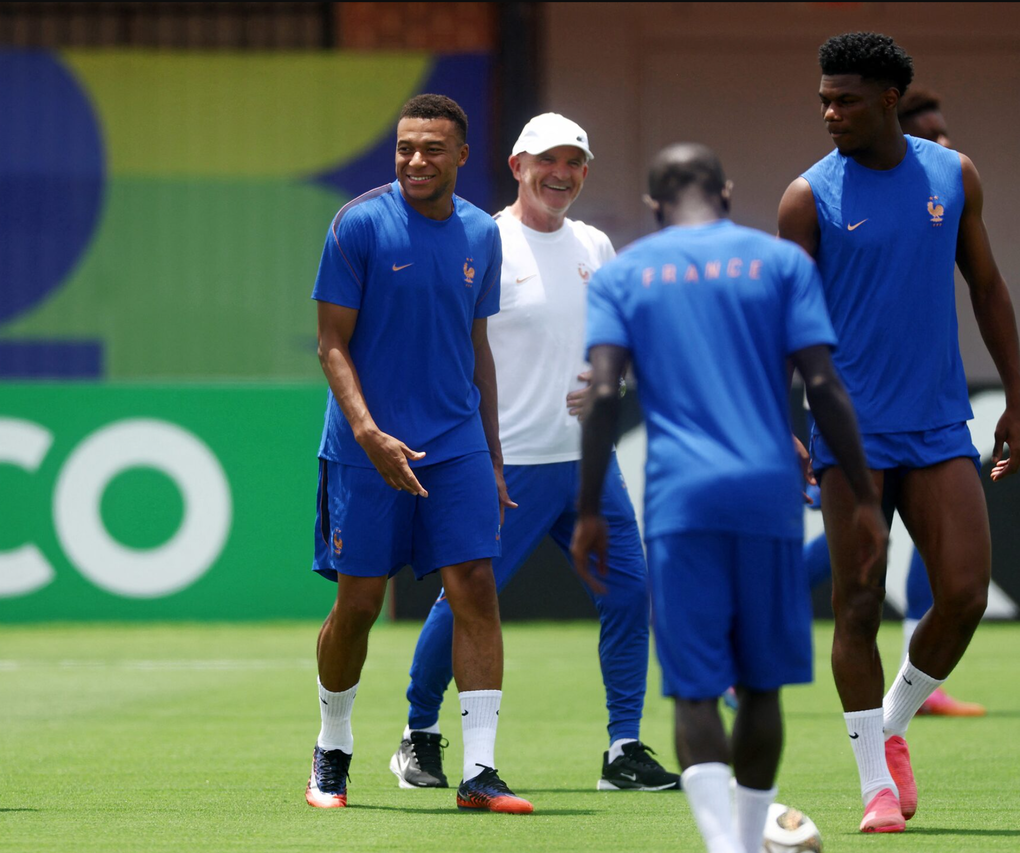 Kylian Mbappe (trái) trên sân tập của tuyển Pháp ở trường Đại học Southern Methodist, Dallas, Texas, Mỹ ngày 13/7/2026. Ảnh: Reuters