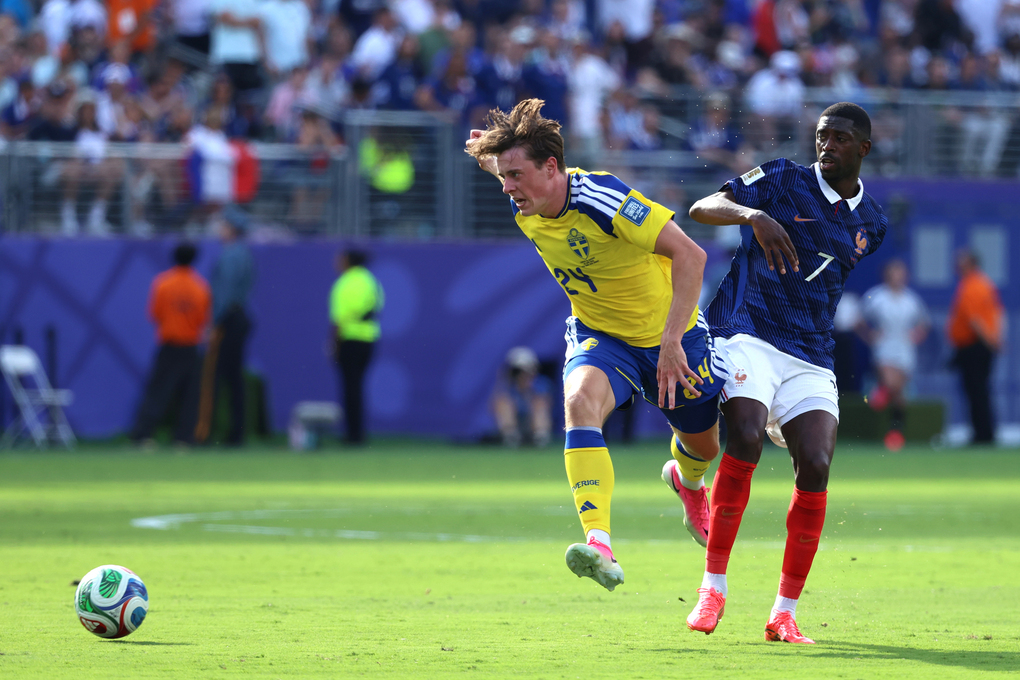 Tiền đạo Pháp Ousmane Dembele (7) ngăn cản pha đi bóng của tiền vệ Thụy Điển Elliot Stroud (24) trong trận đấu thuộc vòng 1/16 World Cup 2026 trên sân East Rutherford, New Jersey, New York, Mỹ ngày 30/06/2026. Ảnh: AP