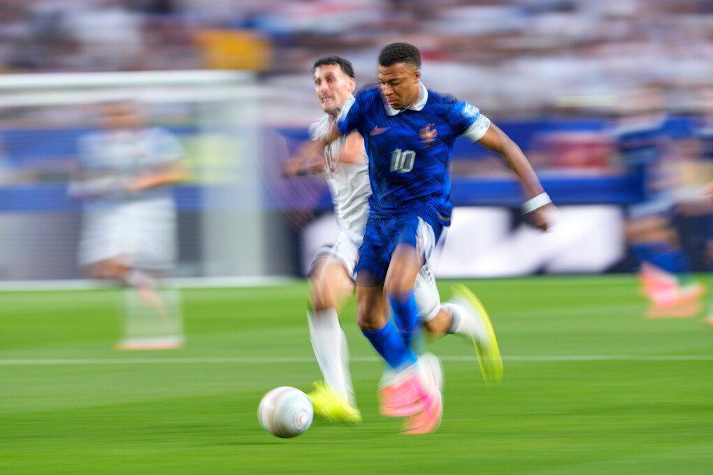 Mbappe dẫn bóng trong trận Pháp thắng Iraq 3-0 ở bảng I World Cup 2026 trên sân Philadelphia, bang Pennsylvania, Mỹ, ngày 22/6. Ảnh: AP