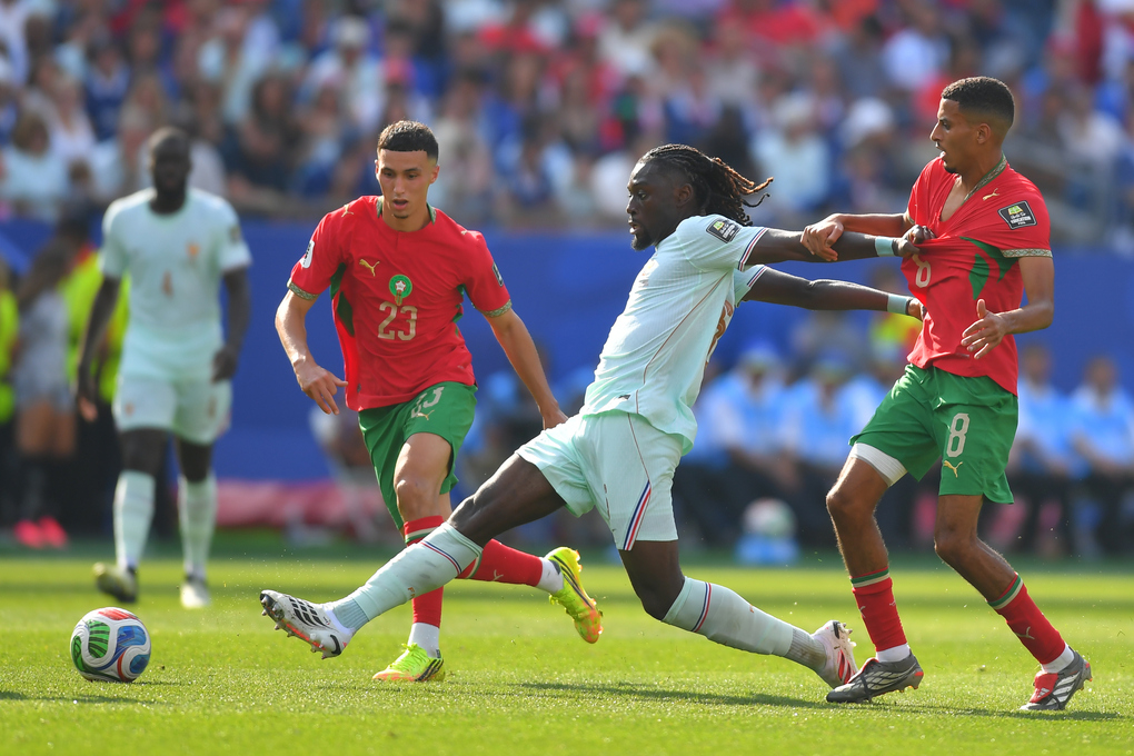 Tiền vệ Pháp Manu Kone (giữa) đi bóng qua hai cầu thủ Morocco - Bilal El Khannouss (23) và Azzedine Ounahi (8) - trong trận tứ kết World Cup 2026 trên sân Foxborough, Massachussetts, gần Boston, Mỹ ngày 9/7/2026. Ảnh: AP